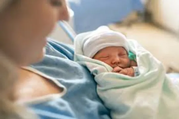 Las prestaciones por maternidad y paternidad aumentan en tres semanas más